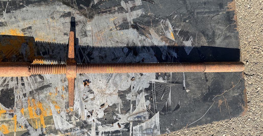 Threaded screw jack before laser cleaning, covered in rust